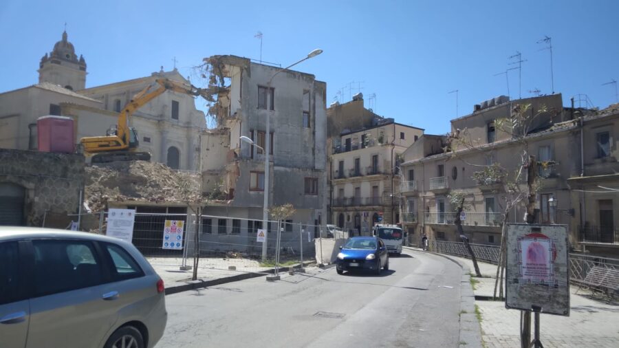 Al momento stai visualizzando Demolizione dell’antiestetica canonica di San Giacomo, lavori a passo spedito: per consentire il loro svolgimento in piena sicurezza. Il 20, 21 e 22 Aprile corso Vittorio Emanuele chiuso al transito