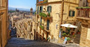 Scopri di più sull'articolo Caltagirone, un’esplosione di colori con il concorso “Balconi in fiore”, per trasformare le strade, i vicoli e le piazzette del centro storico in “frammenti d’arcobaleno”