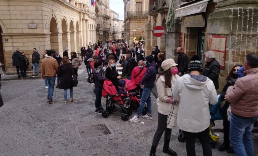 Al momento stai visualizzando Caltagirone, viabilità nel centro storico: dal 9 giugno al 24 settembre, nei giorni di venerdì, sabato, domenica, il 24-25 luglio e il 14-15 agosto, isola pedonale dalle 11 all’una del giorno successivo.